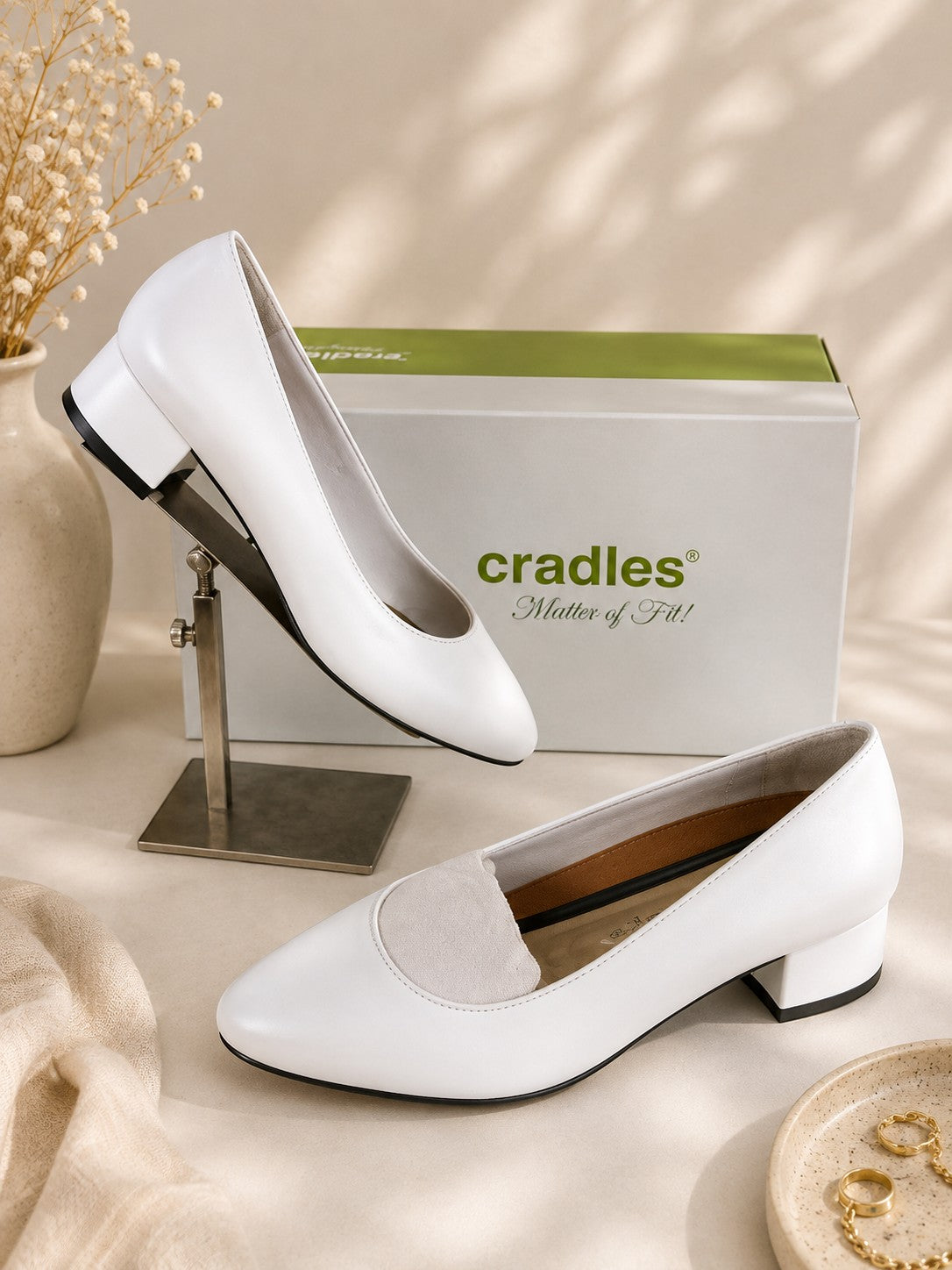 Escarpins Frippindealz Walking Cradles en cuir blanc avec talon bloc confortable de 4 cm, présentés avec leur boîte.