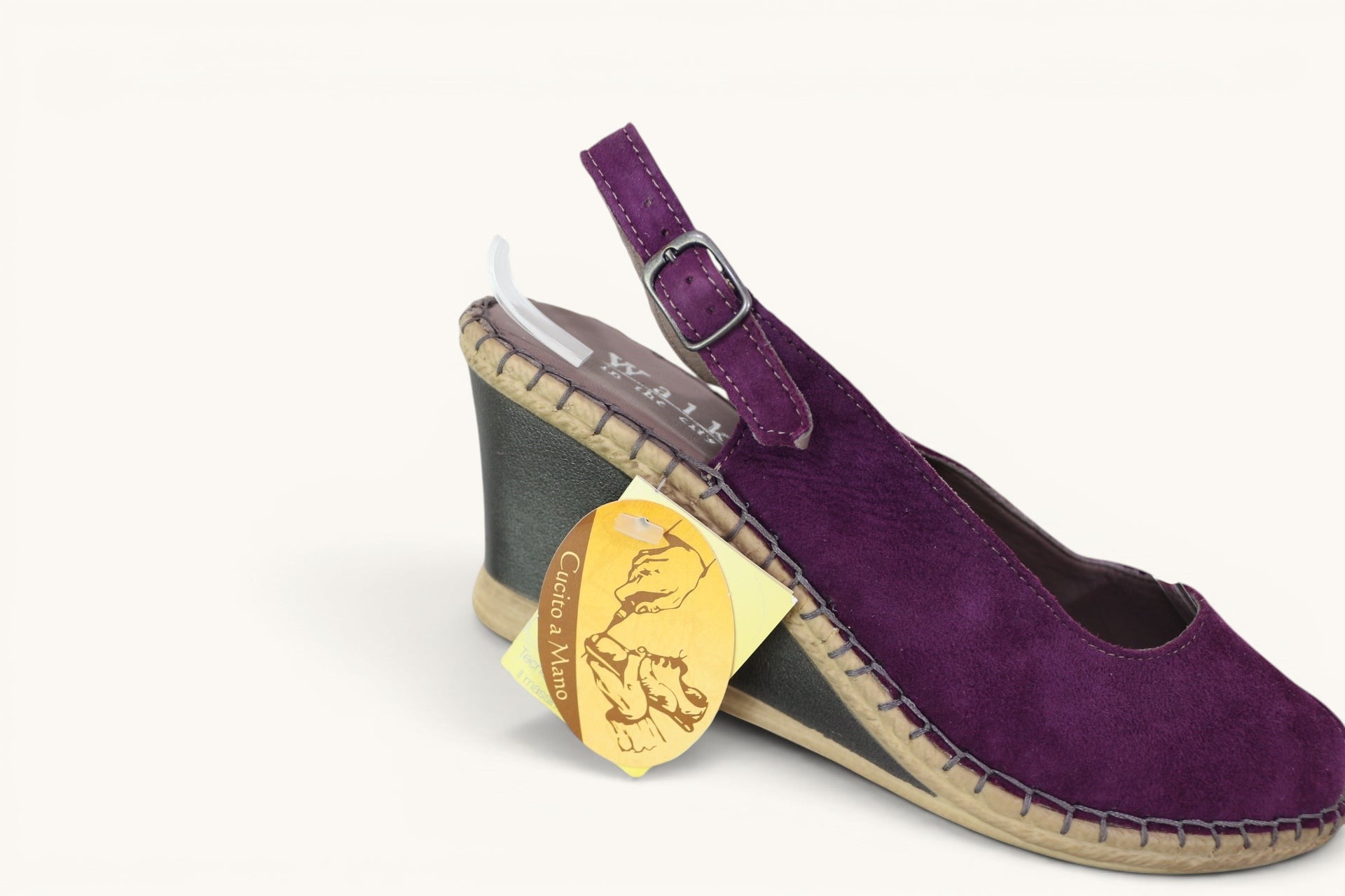 Escarpins slingback compensés Frippindealz Walk In The City en cuir velours violet avec bride réglable et bout ouvert.
