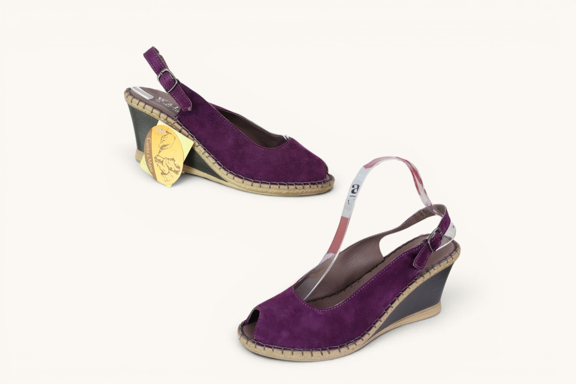 Escarpins slingback Frippindealz Walk In The City en cuir velours violet avec talon compensé et bout ouvert.