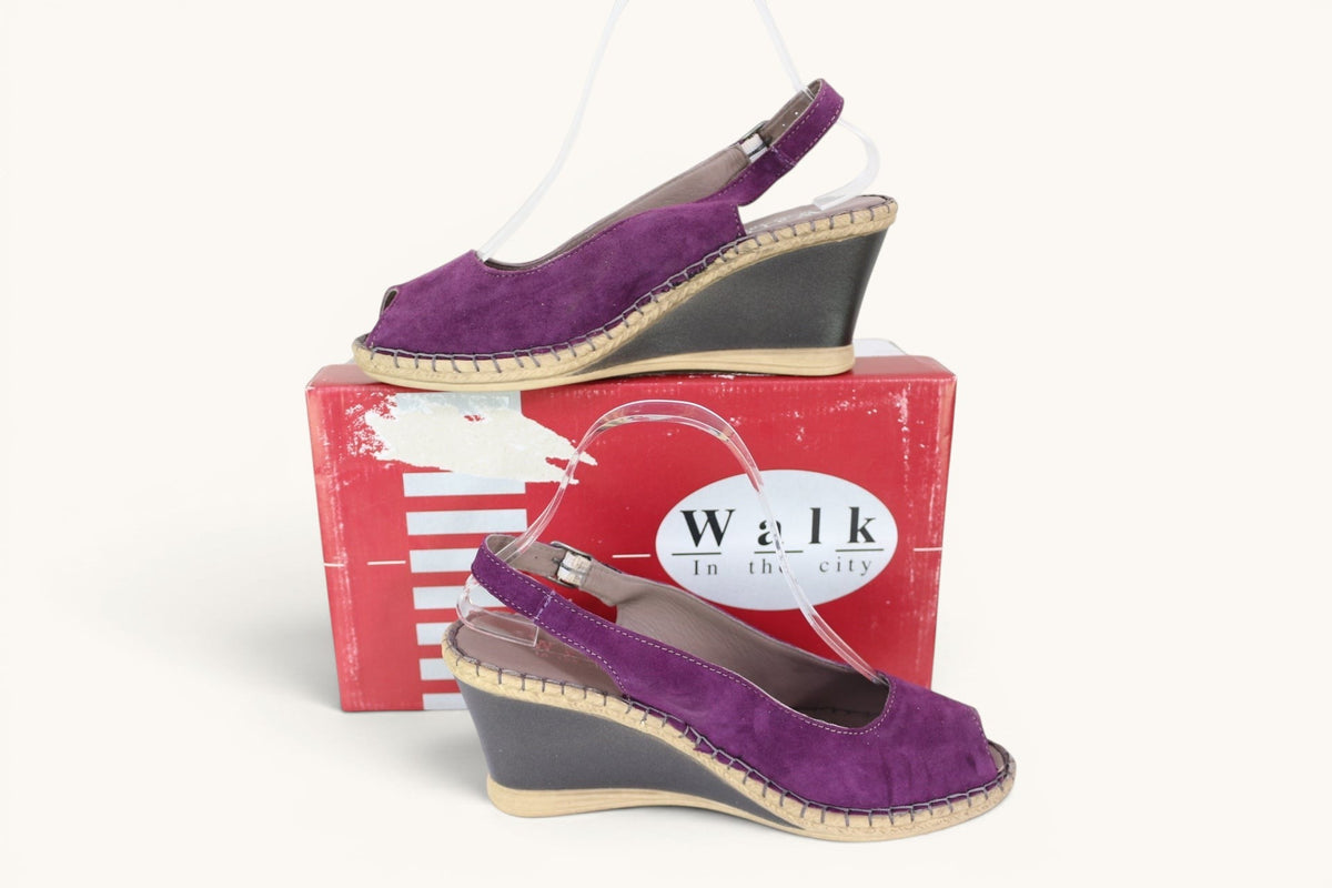 Escarpins slingback Frippindealz Walk In The City en cuir velours violet avec semelle compensée et bout ouvert.