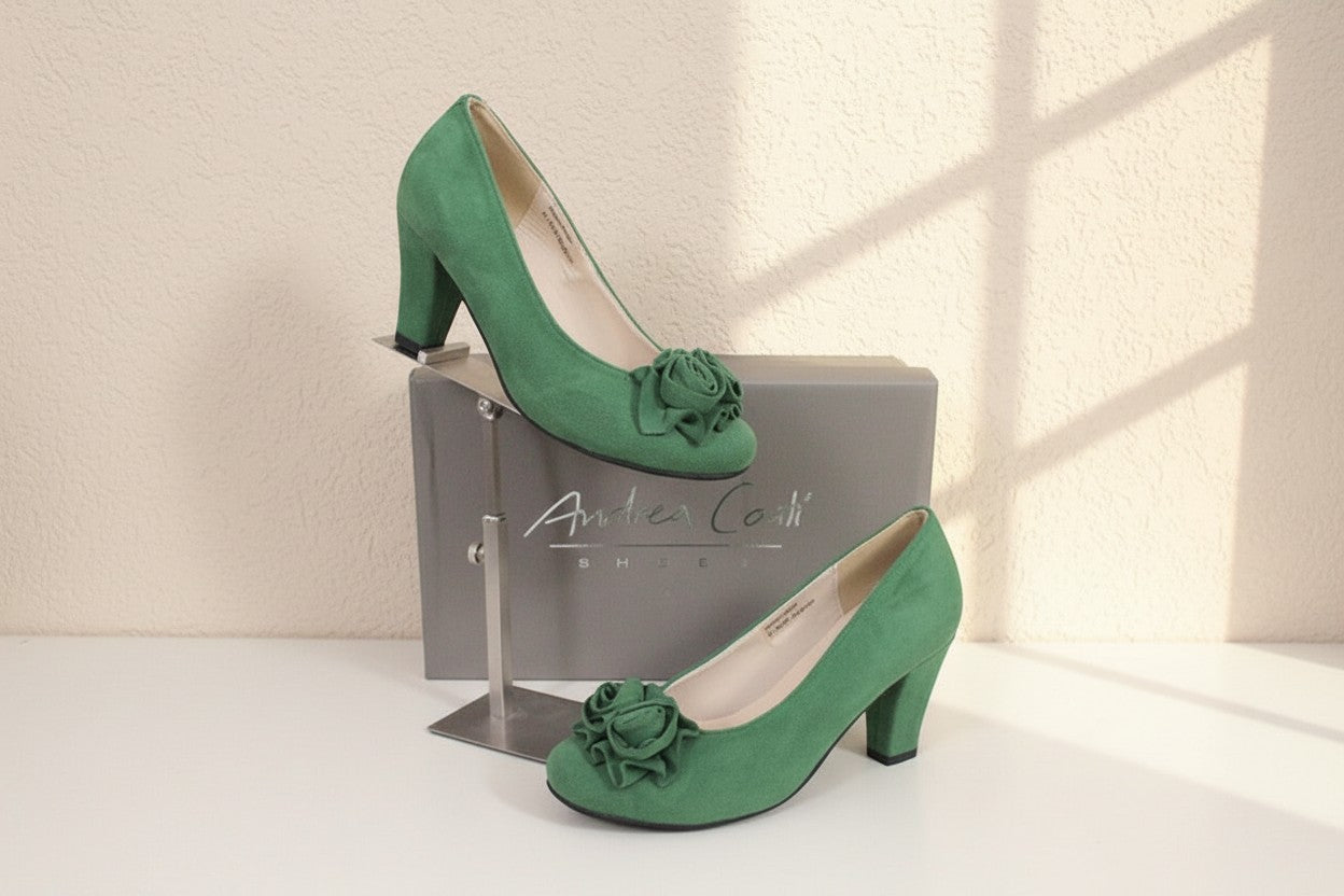 Escarpins Frippindealz Andrea Conti en velours vert avec talons et décoration florale sur le bout rond