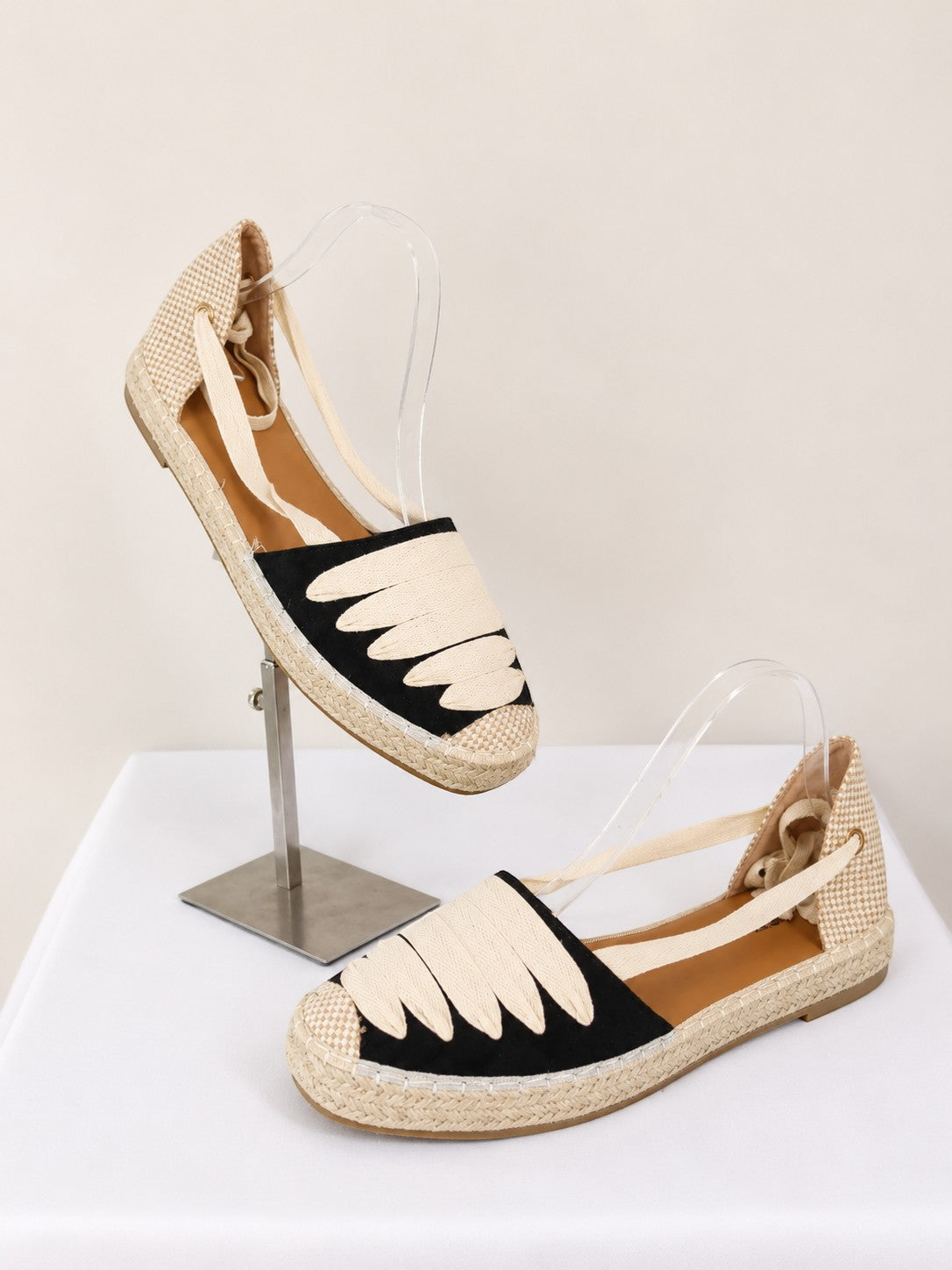 Espadrilles Frippindealz bicolores noir et beige avec rubans à nouer et semelle en corde tressée style méditerranéen