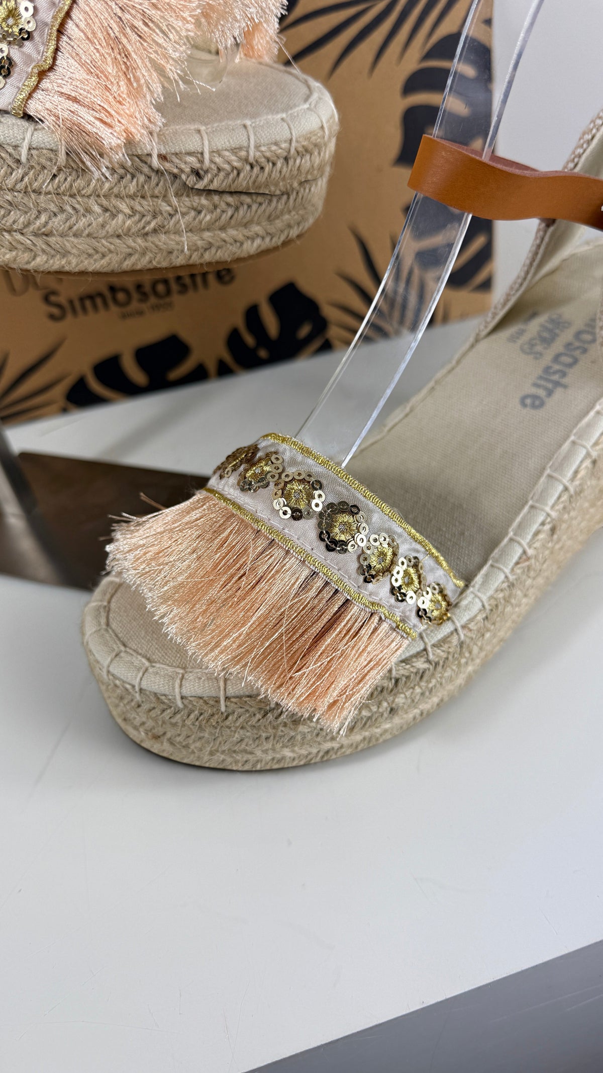 Espadrilles compensées Frippindealz Simó Sastre beige avec franges rose poudré, paillettes dorées et semelle en corde.