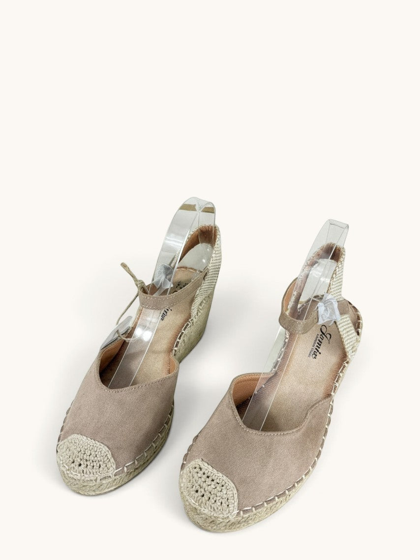 Espadrilles compensées Frippindealz Jomix en aspect daim marron taupe avec bout crocheté et bride de cheville