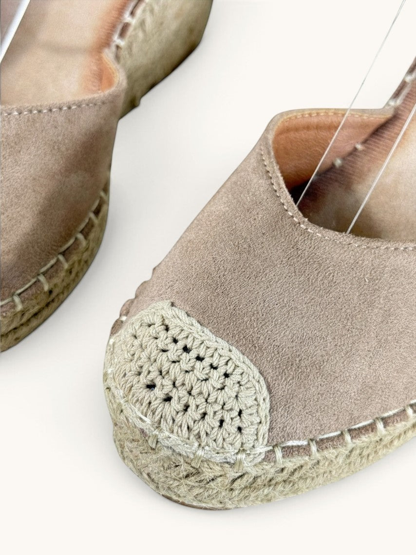 Espadrilles compensées Frippindealz Jomix en aspect daim marron taupe avec bout renforcé en crochet et semelle corde