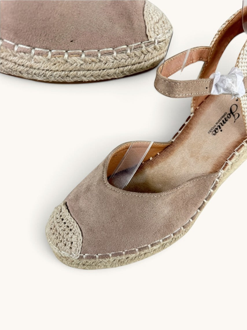 Espadrilles compensées Frippindealz Jomix en aspect daim marron taupe avec semelle en corde tressée et bride cheville