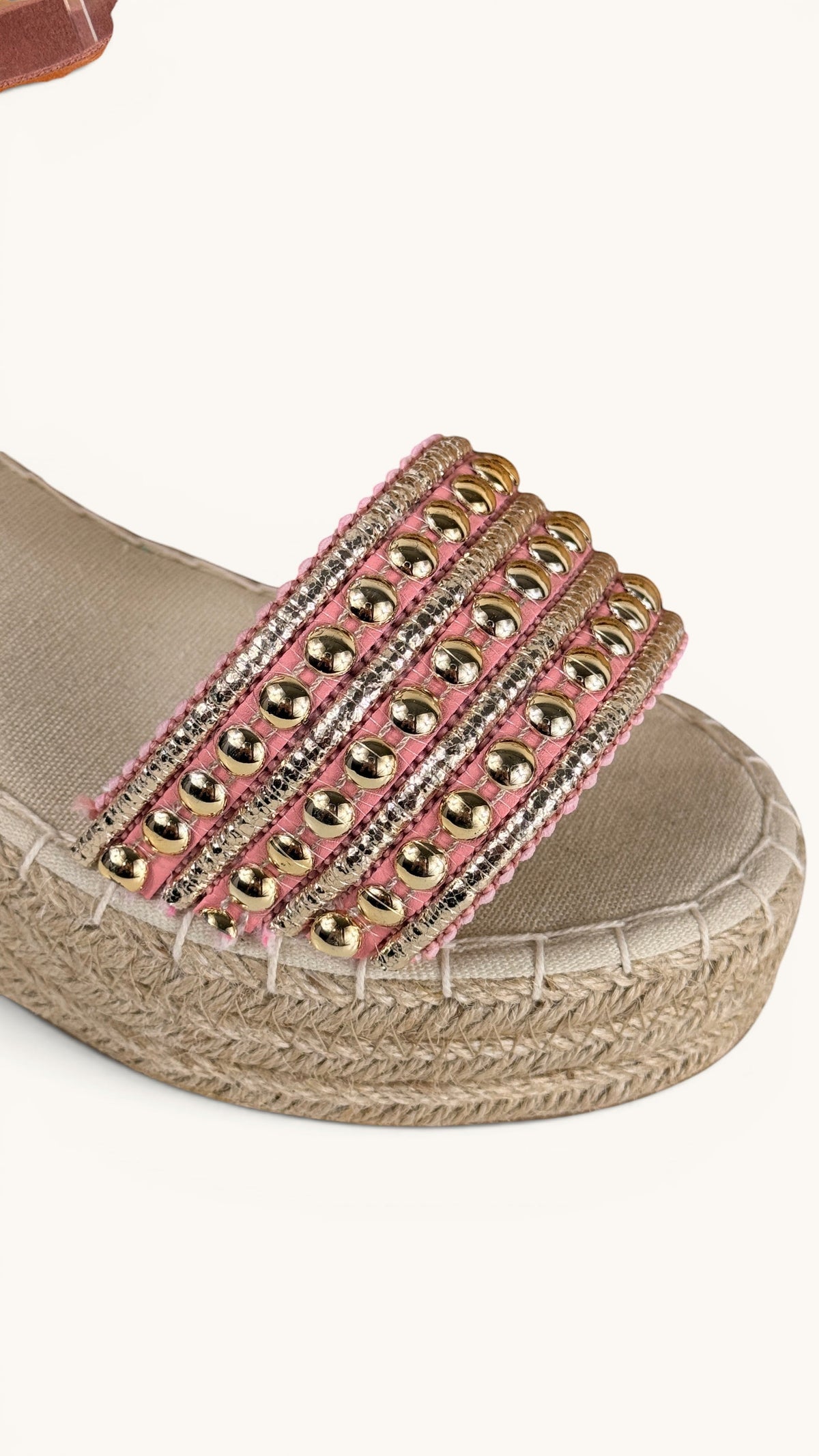 Espadrilles compensées Frippindealz Simó Sastre Isabela rose avec clous dorés et semelle en corde tressée