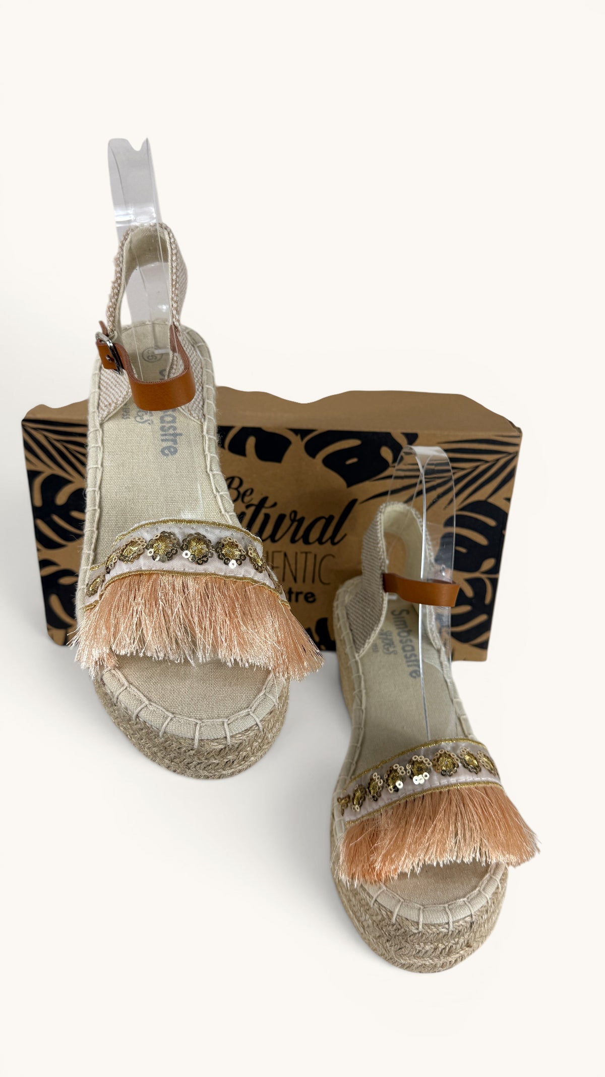 Espadrilles compensées Frippindealz Simó Sastre beige à franges rose poudré, paillettes dorées et semelle en corde.