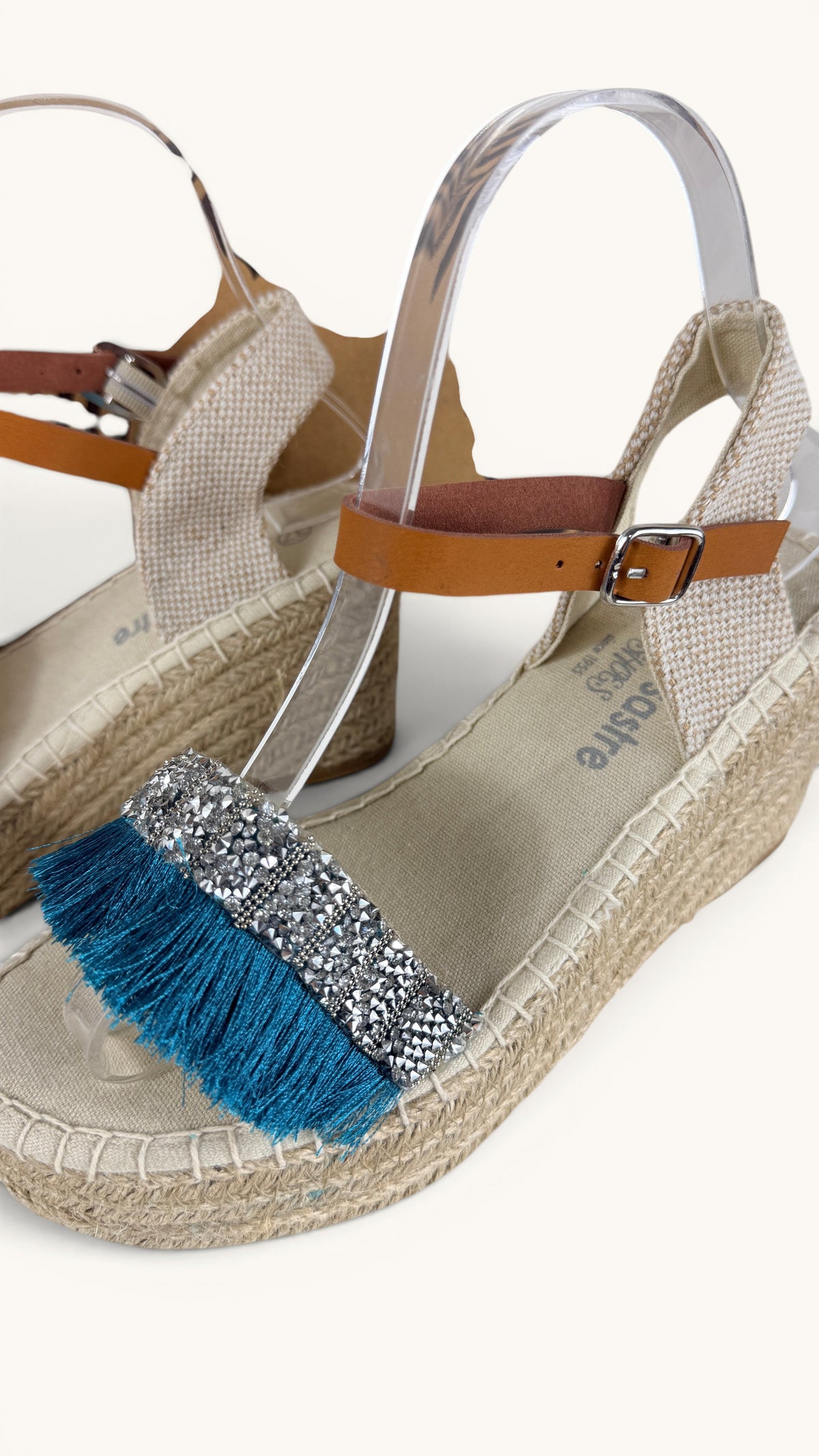 Espadrilles compensées Frippindealz Simó Sastre en toile écrue, strass argentés et franges bleu turquoise, bride camel.