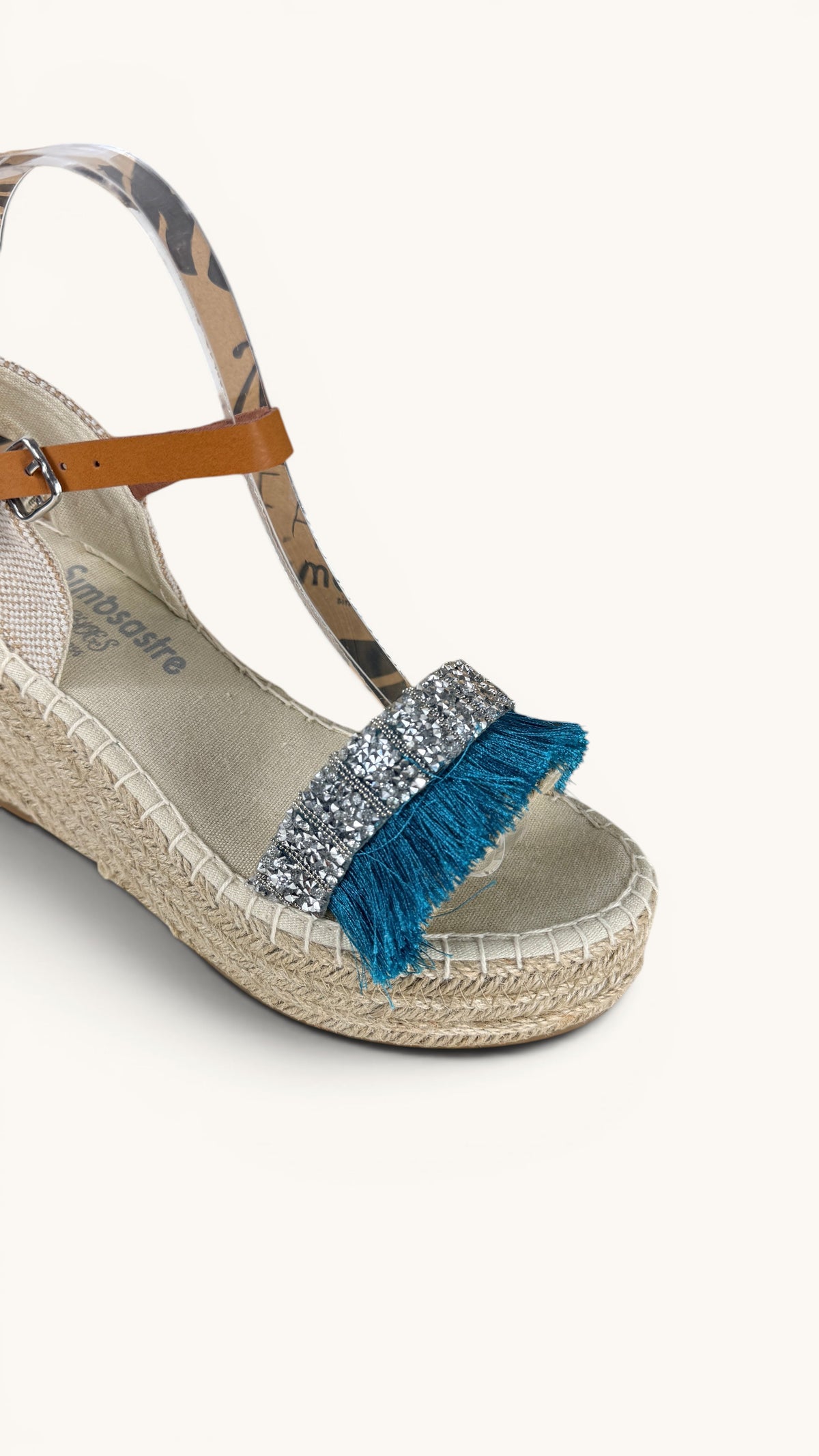 Espadrilles compensées Frippindealz Simó Sastre en toile écrue, strass argentés et franges bleu turquoise, talon corde.