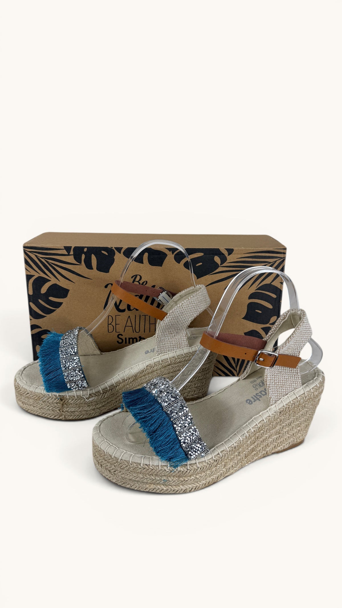 Espadrilles compensées Frippindealz Simó Sastre en toile écrue, franges bleu turquoise et strass, semelle corde.