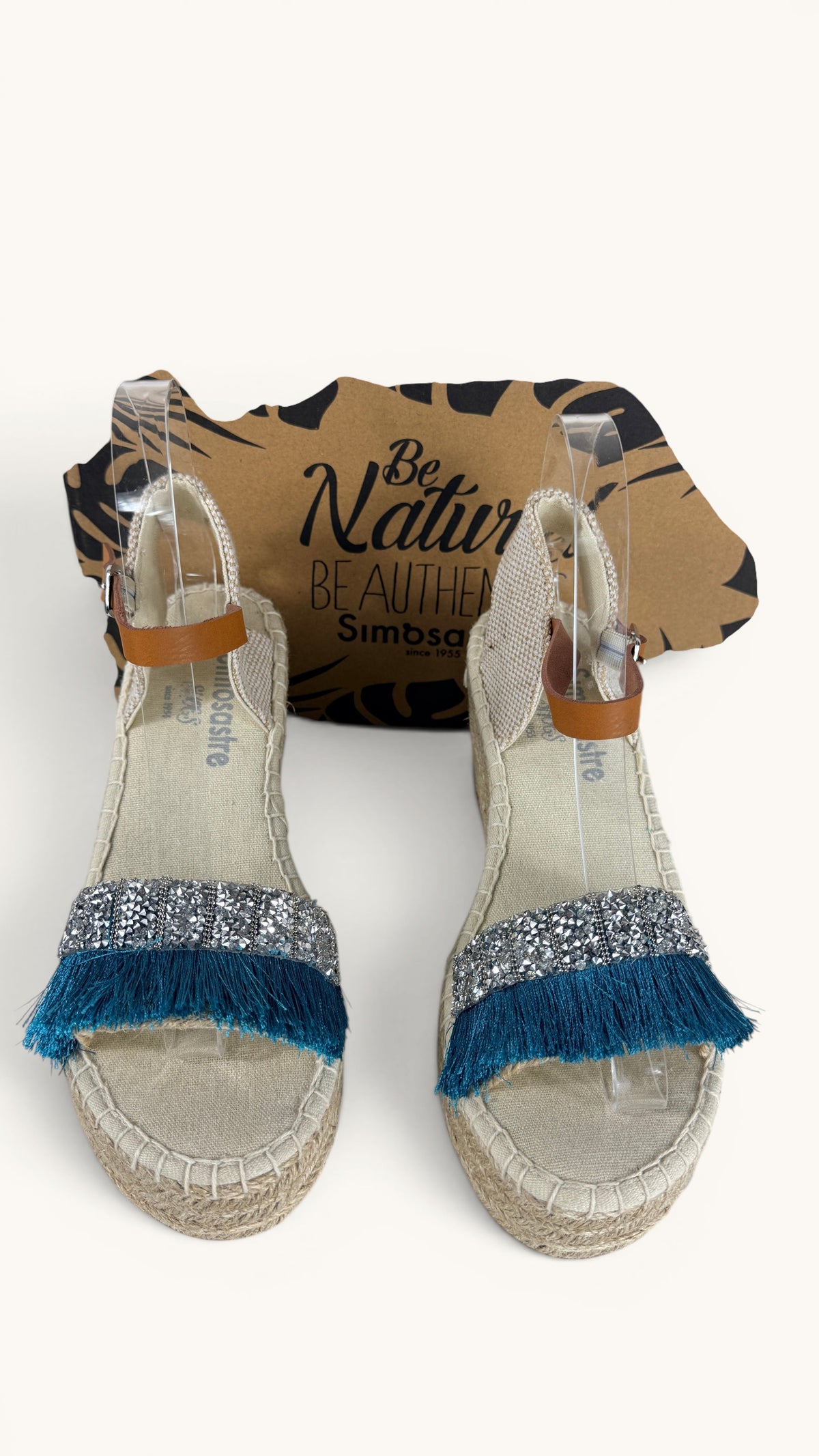 Espadrilles compensées Frippindealz Simó Sastre Valentina en toile écrue, franges bleu turquoise et strass argentés.