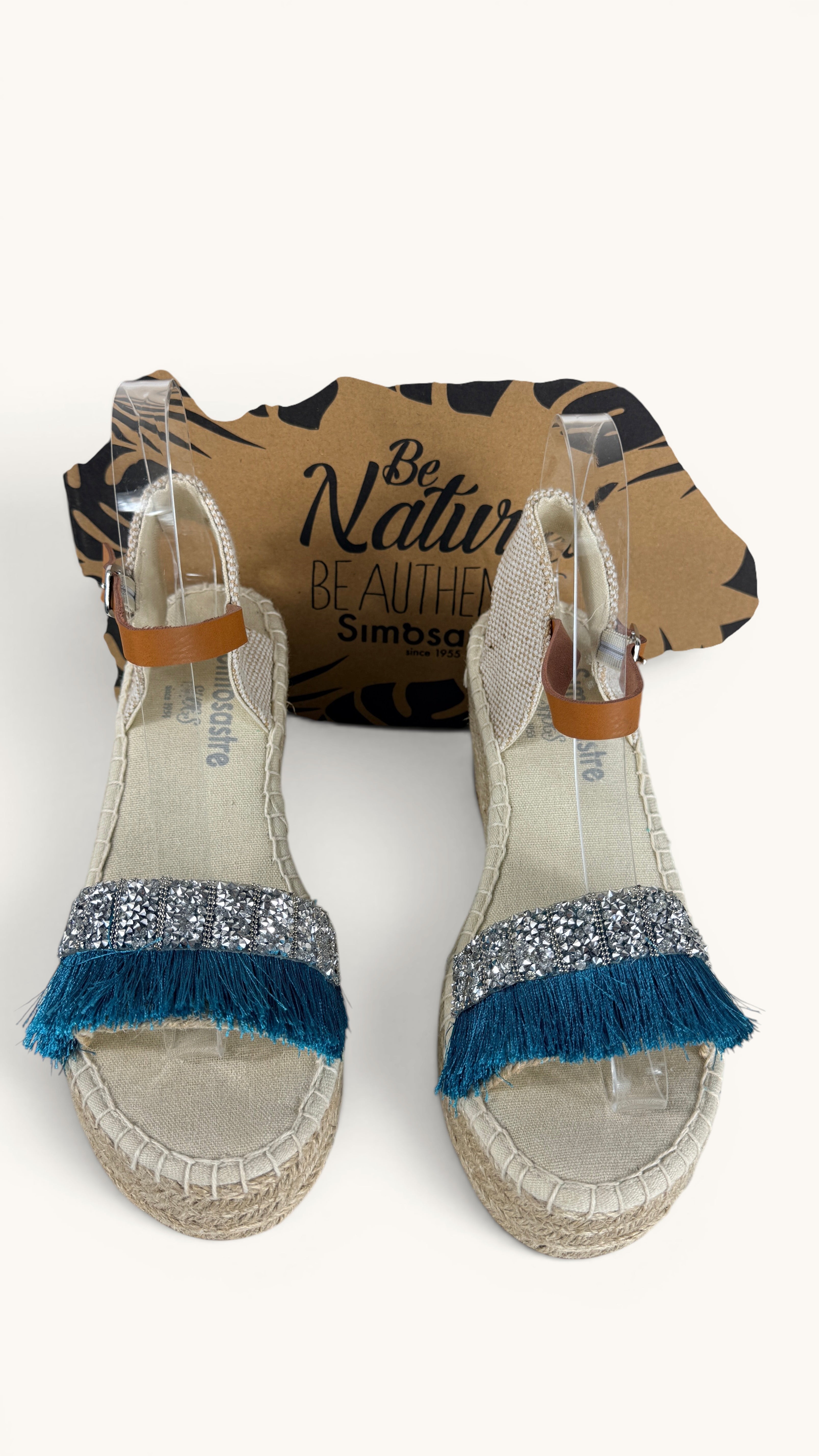 Espadrilles compensées Frippindealz Simó Sastre Valentina en toile écrue, franges bleu turquoise et strass argentés.