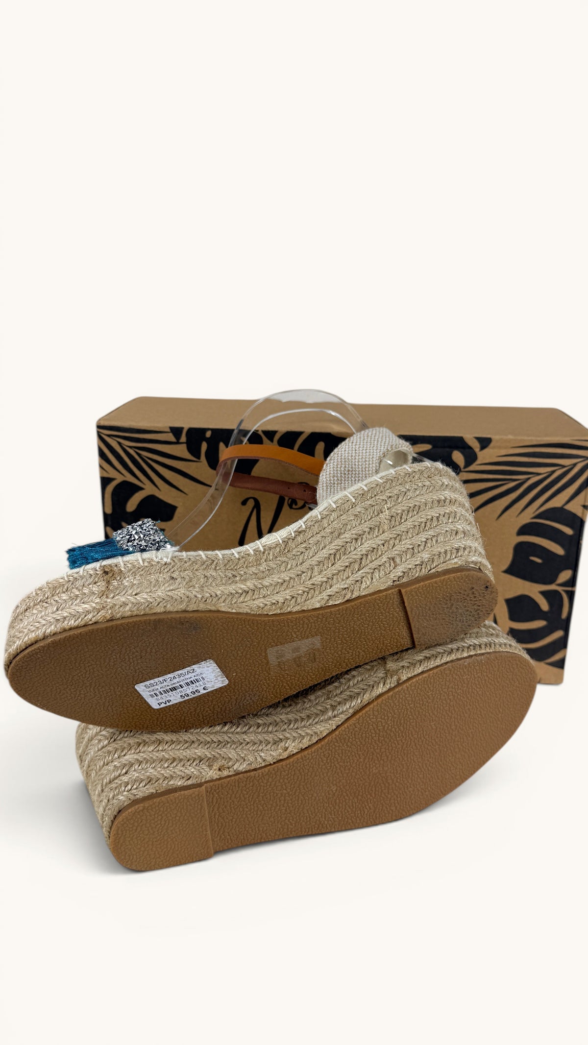 Espadrilles compensées Frippindealz Simó Sastre Valentina en toile écrue, strass argentés et franges bleu turquoise.
