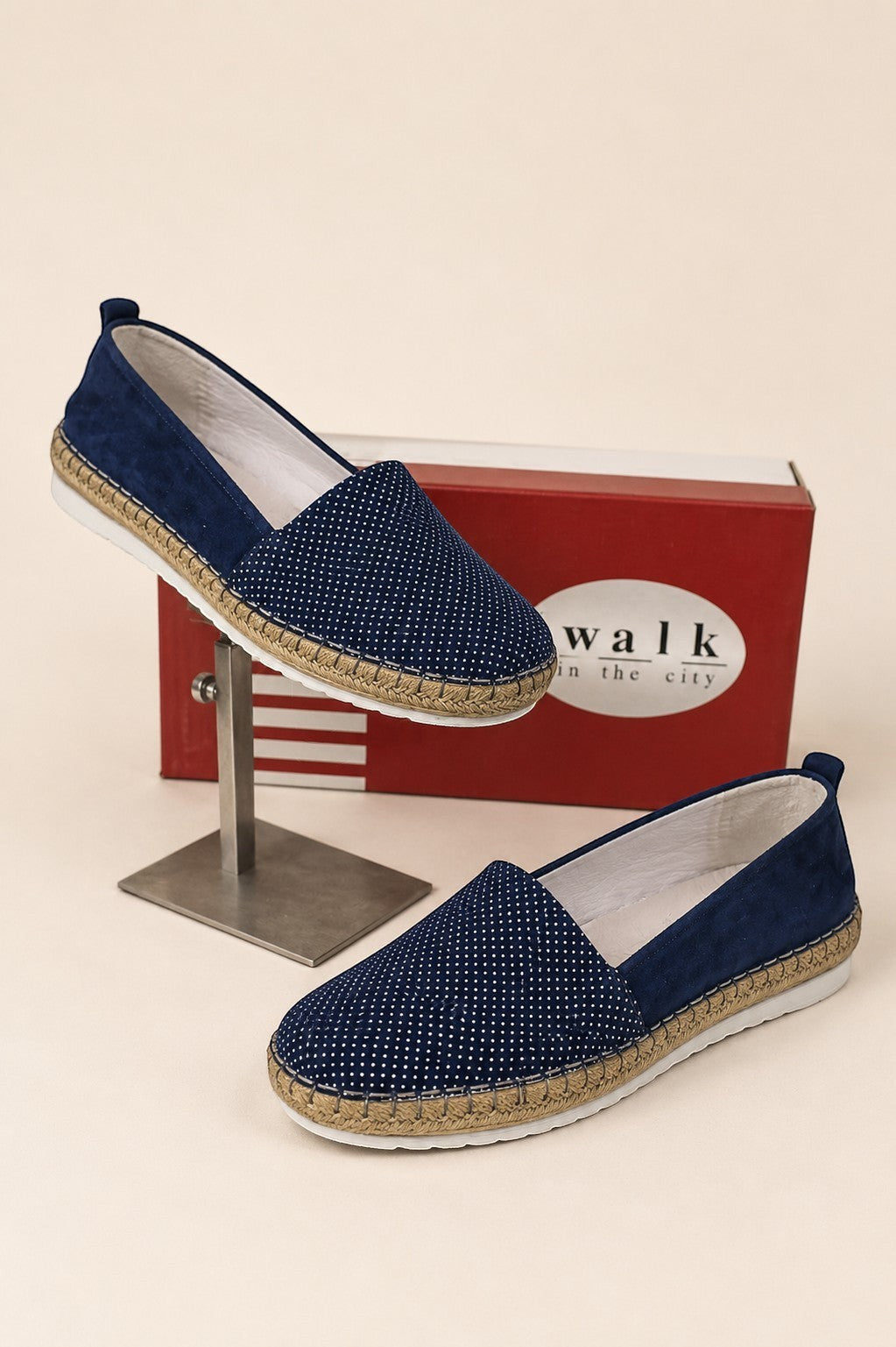 Espadrilles Frippindealz Walk In The City bleu marine en cuir velours avec motif micro-pois et semelle corde tressée