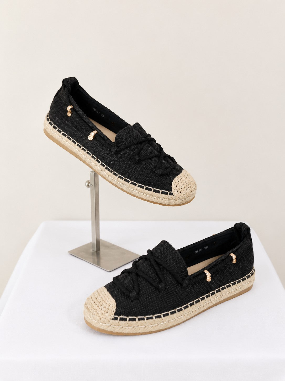 Espadrilles femme Frippindealz Day-Vine en toile noire avec semelle en corde tressée et détails dorés