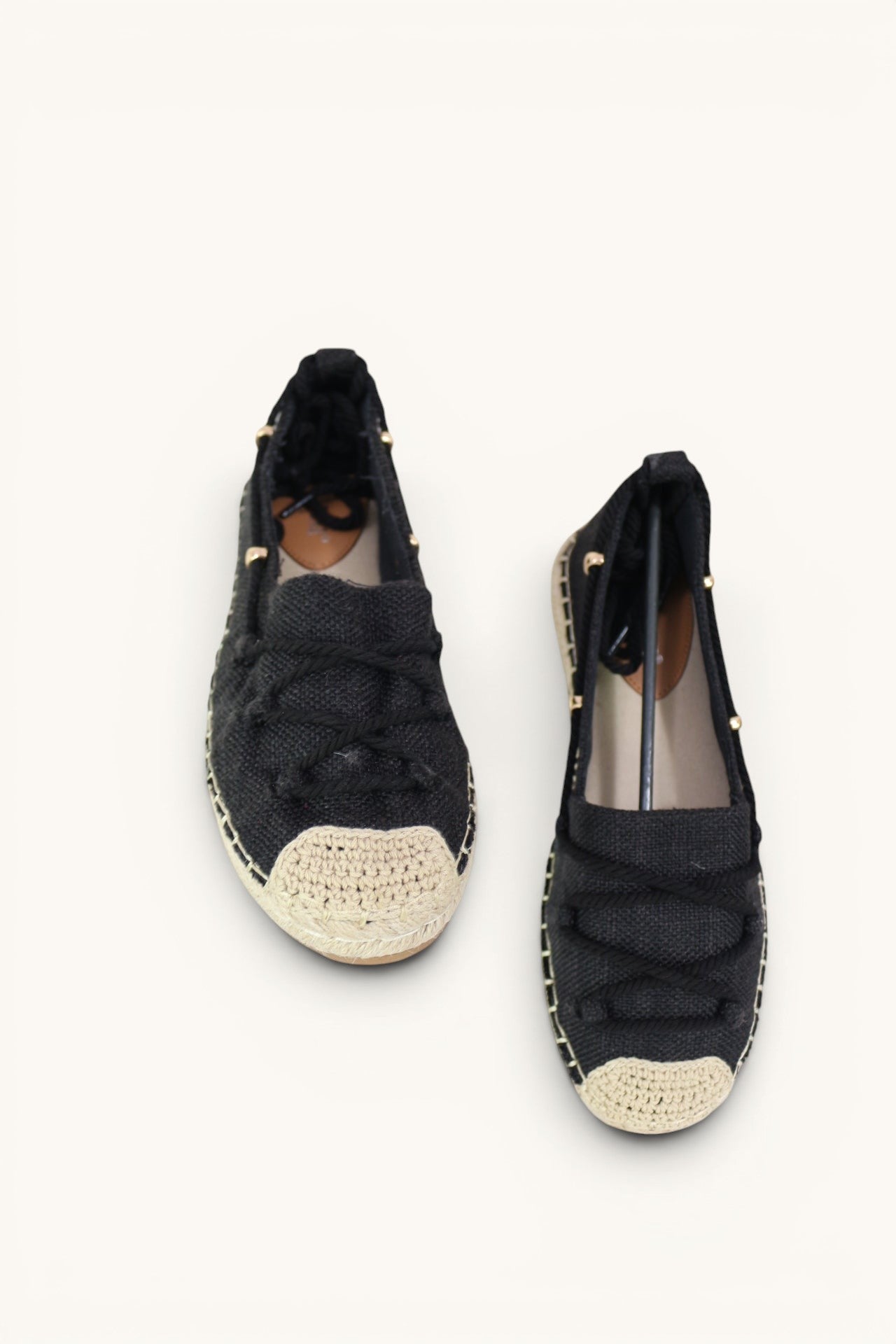 Espadrilles femme Frippindealz noires en toile avec pointe en corde naturelle et détails dorés style basket basse