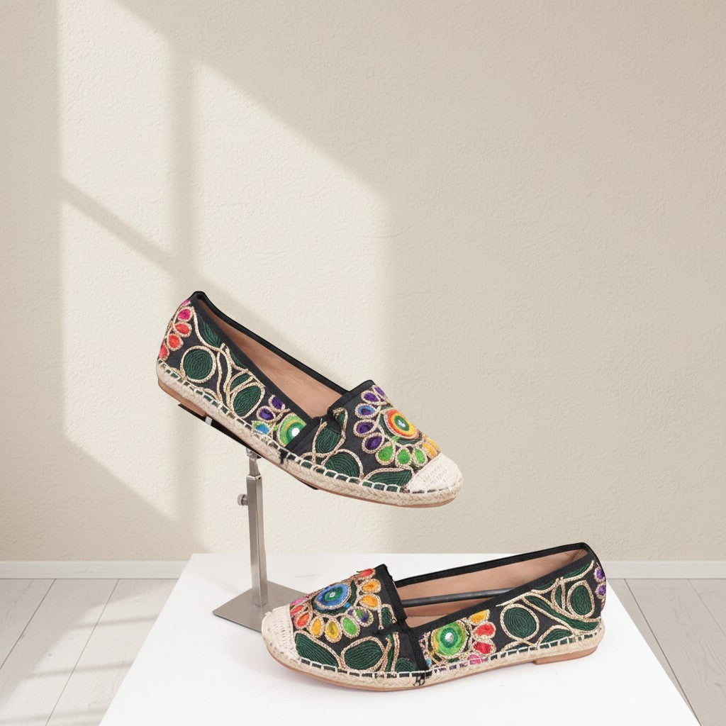 Espadrilles Frippindealz Métamorf'ose en textile noir avec broderies florales multicolores et semelle en corde de jute