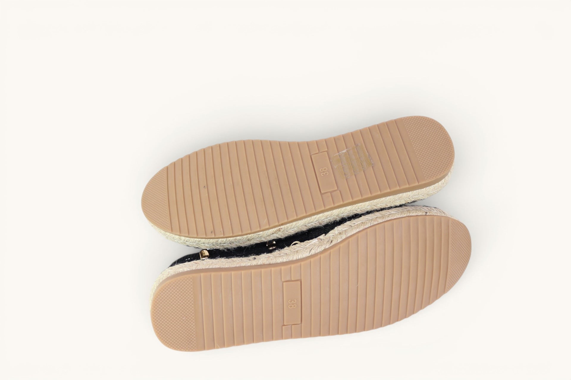 Semelles en caoutchouc rainuré beige d'espadrilles Day-Vine noires Frippindealz, vue de dessous