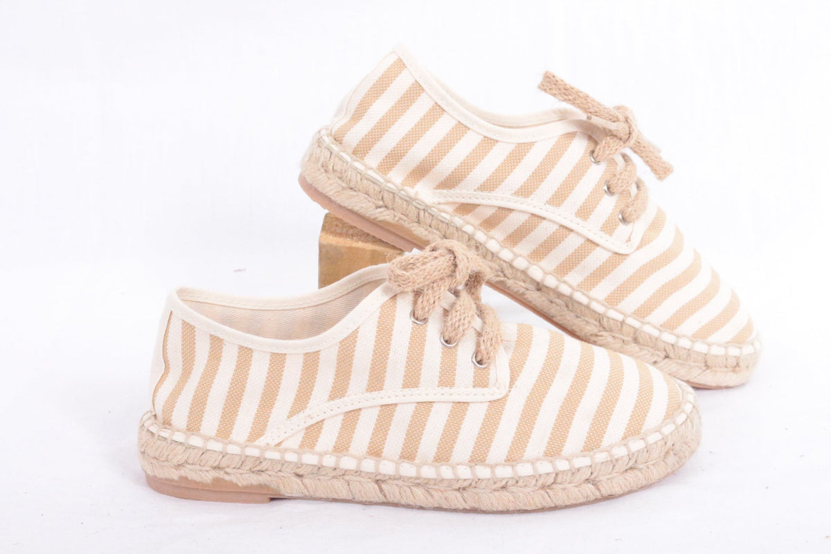Espadrilles rayées blanc et beige Bonnet A Pompon en coton et jute, vendues par Frippindealz