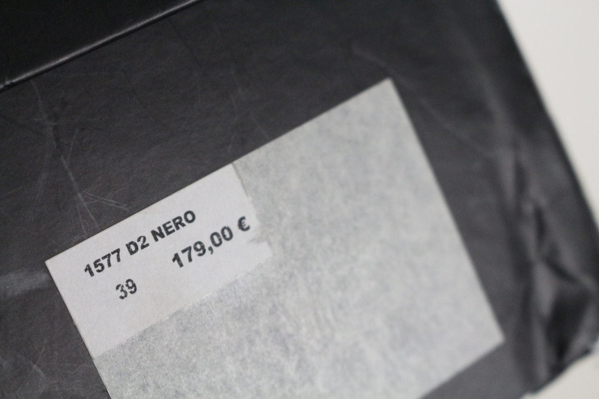 Étiquette de prix Frippindealz sur une boîte de bottines Mimmu noires en cuir taille 39