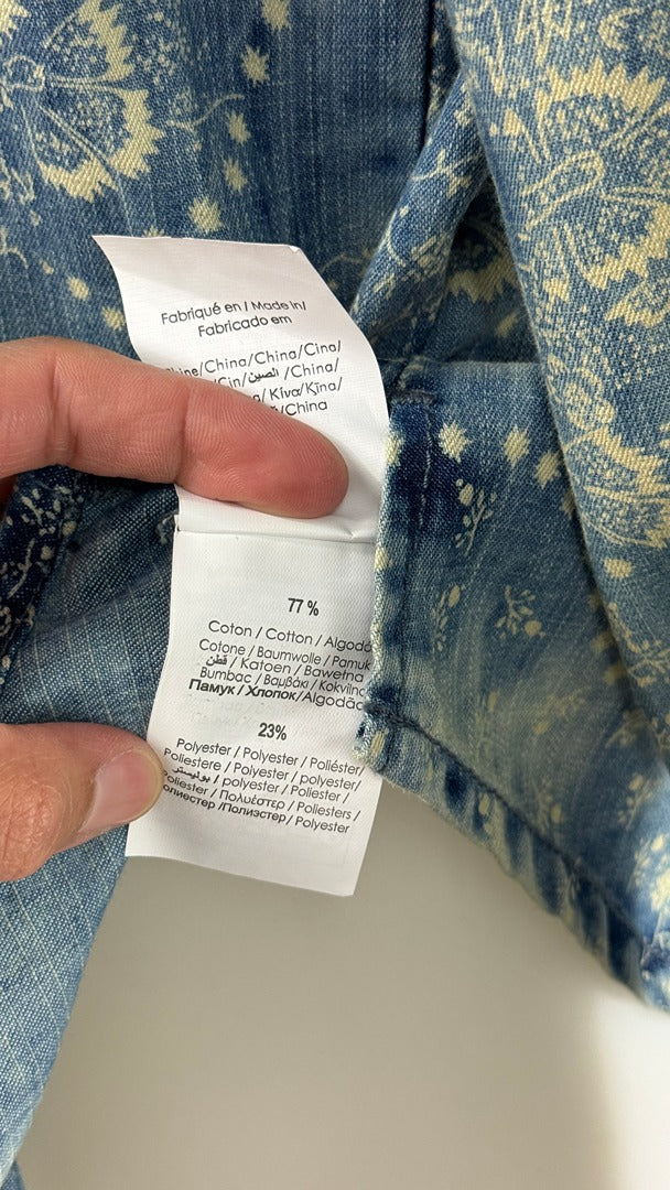 Étiquette de composition Frippindealz sur chemise en jean bleu à imprimé floral vintage en coton et polyester
