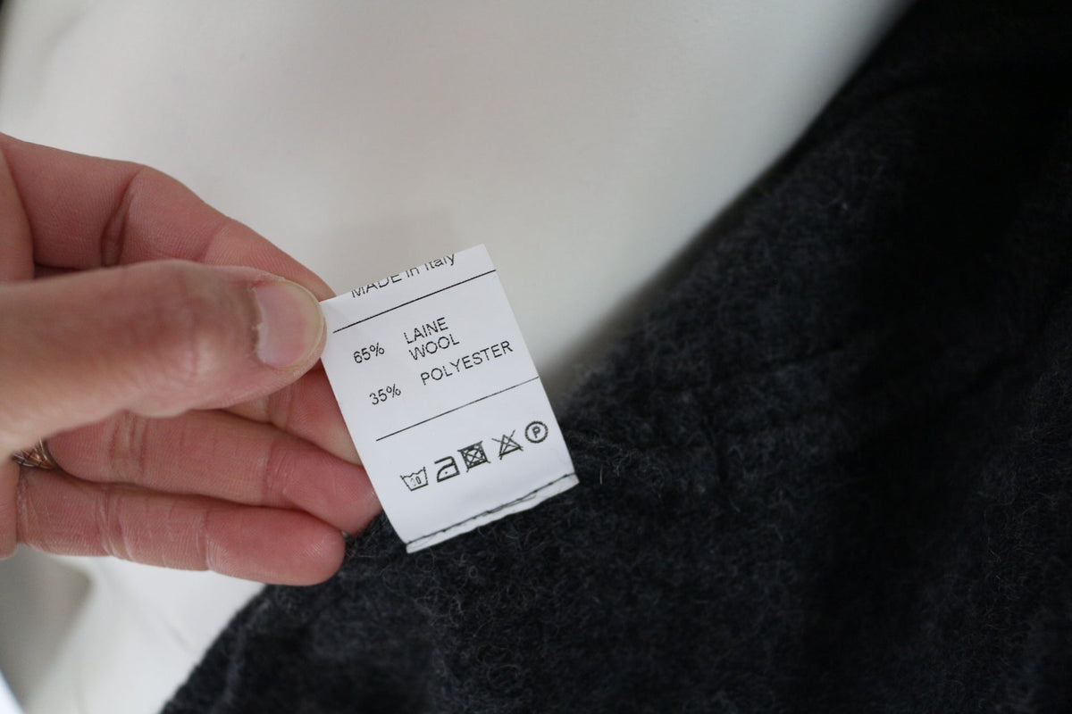 Étiquette de composition Frippindealz pour manteau La Fée Maraboutée en laine grise fabriquée en Italie