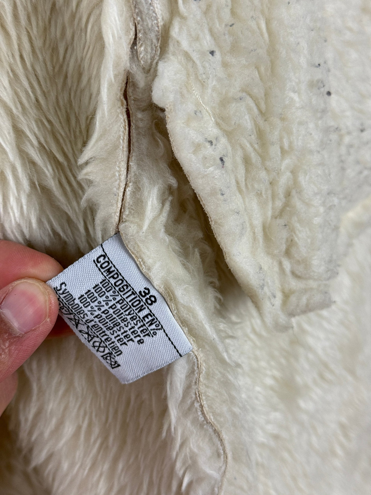 Étiquette de composition 100% polyester du manteau en fausse fourrure blanc Frippindealz taille 38