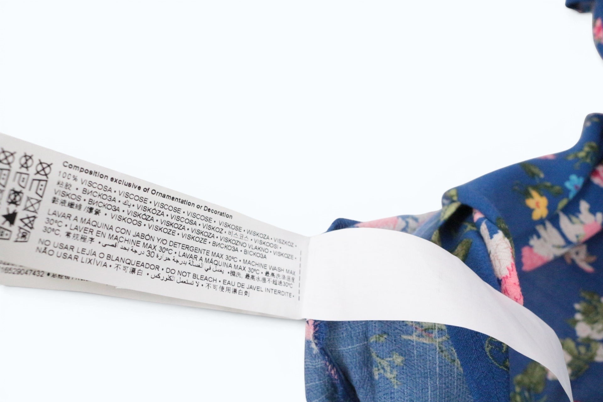 Étiquette de composition en viscose de la robe mi-longue à fleurs Frippindealz