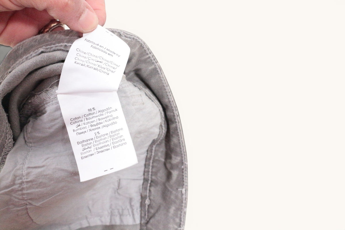 Etiquette de composition Frippindealz sur jupe en denim gris clair 98% coton et 2% élasthanne