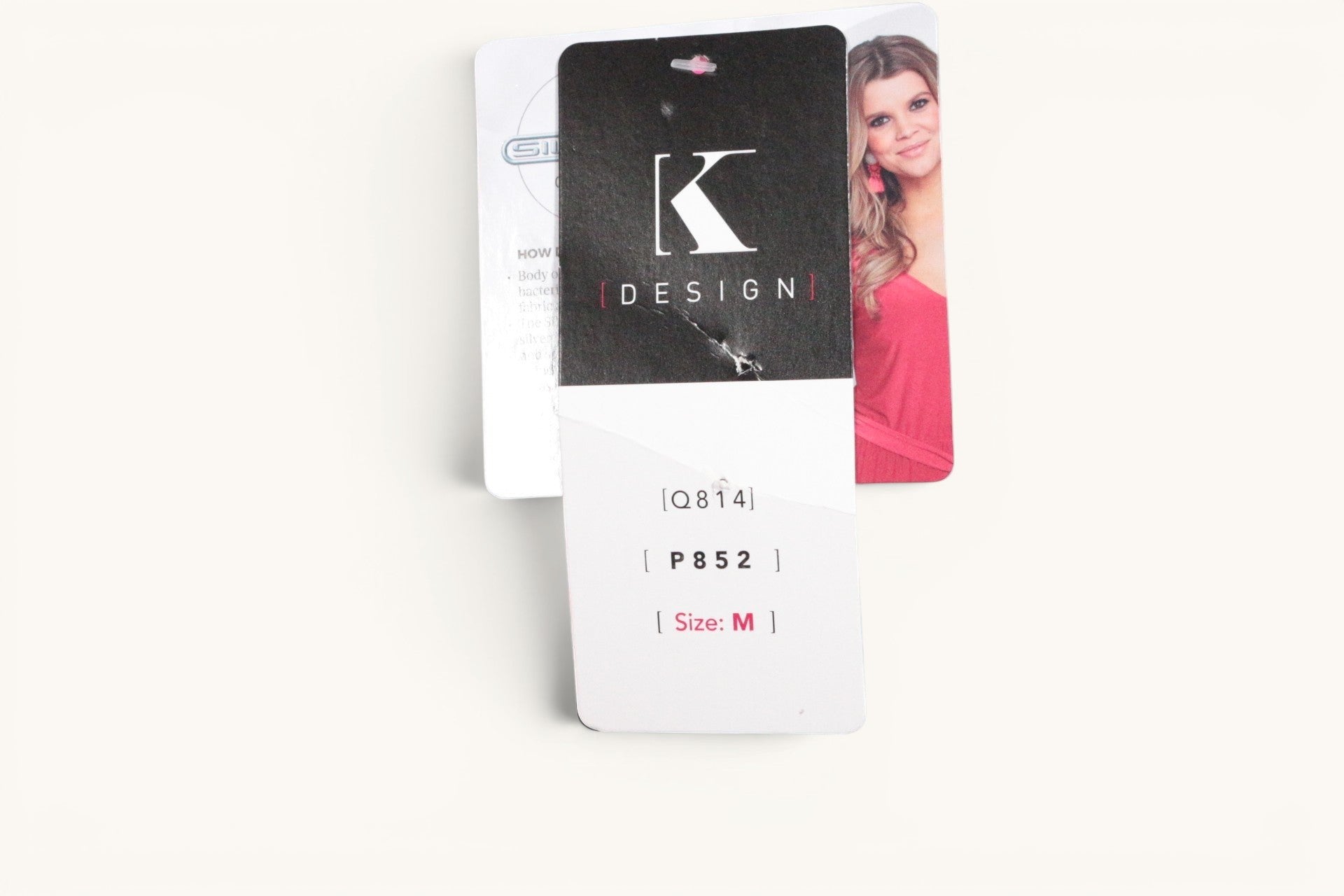 Étiquette de vêtement Frippindealz pour robe K design avec logo et taille M sur fond blanc