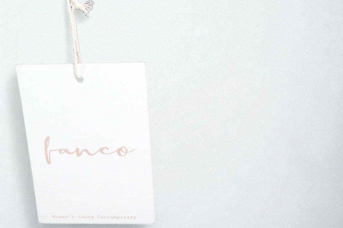 Étiquette de vêtement Frippindealz de la marque Fanco avec logo calligraphié sur fond blanc