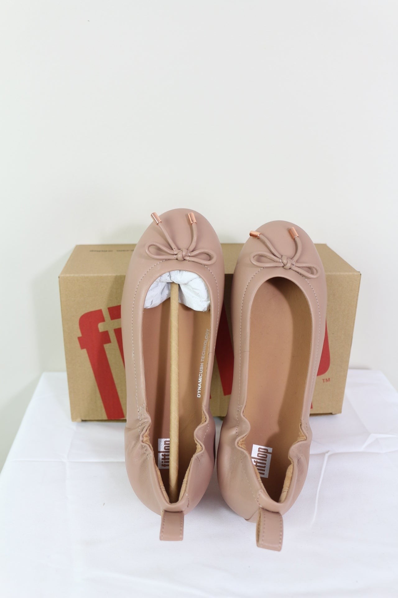 Ballerines Frippindealz FitFlop en cuir rose nude avec nœud décoratif et technologie Dynamicush pour un confort optimal