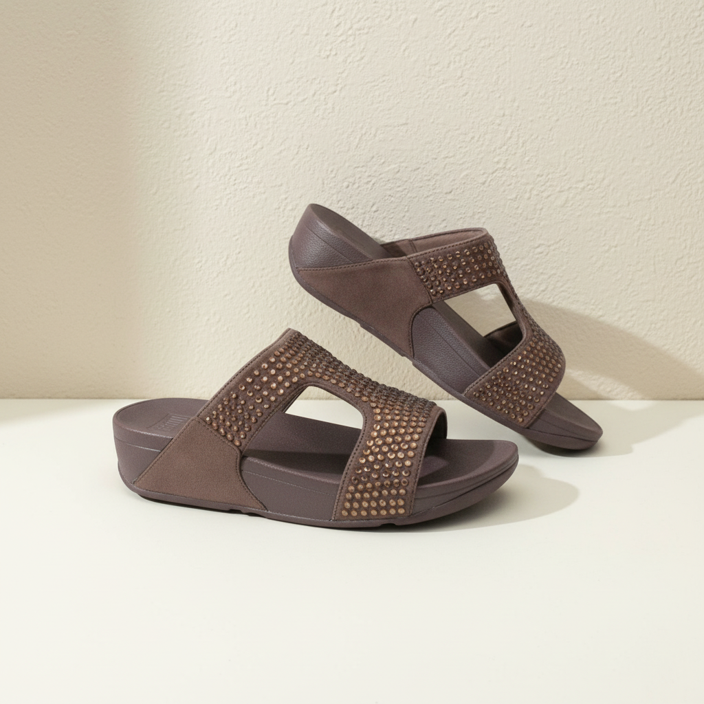 Mules Frippindealz Fitflop marron ornées de strass dorés, offrant un confort ergonomique pour un style décontracté.