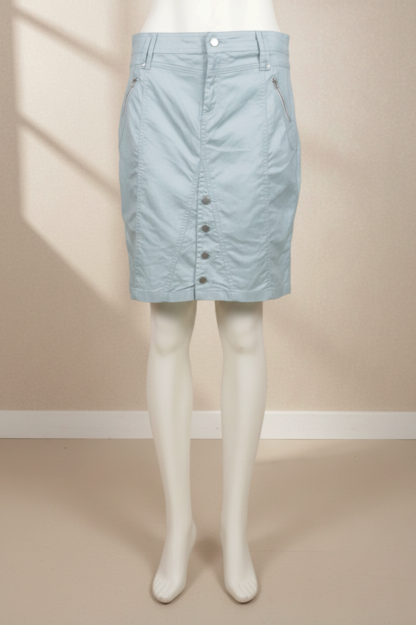 Jupe courte Frippindealz Fred Sabatier bleu clair en coton avec boutons et poches zippées sur mannequin