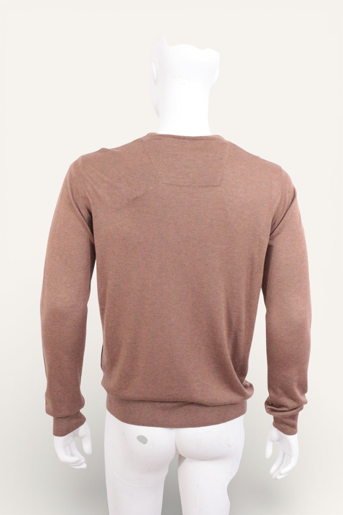 Vue arrière du pull Frippindealz Fyord marron en mélange coton et soie sur mannequin blanc