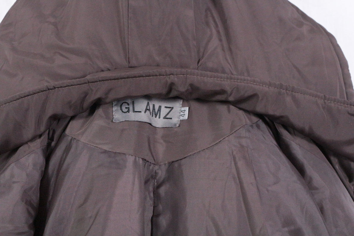 Étiquette de marque Glamz à l'intérieur d'une veste imperméable marron Frippindealz en polyester