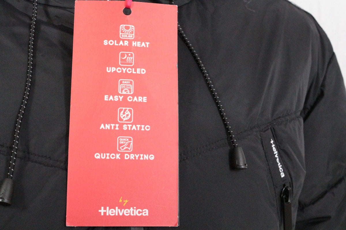 Étiquette rouge Frippindealz sur doudoune noire Helvetica avec détails techniques de tissu et capuche à cordon