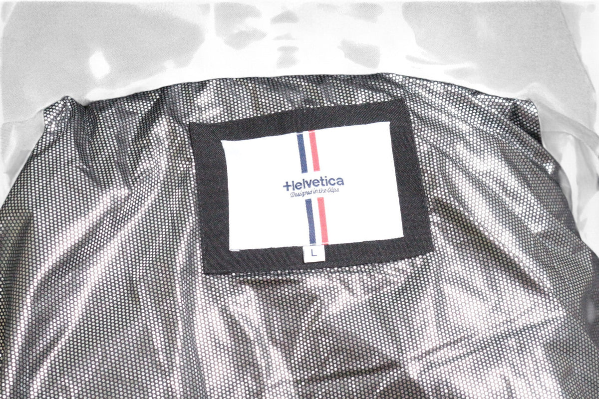Étiquette intérieure de marque Helvetica sur parka Frippindealz avec doublure technique argentée et taille L