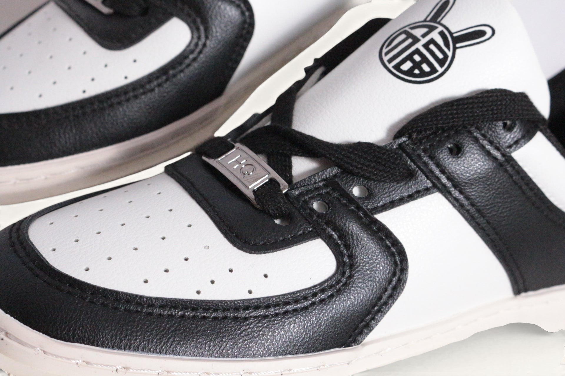 Frippindealz Baskets Huanqiu 1958 en cuir synthétique blanc et noir, neuves, style unisexe.