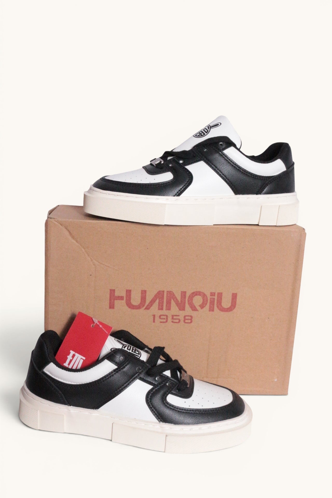 Frippindealz Baskets Huanqiu 1958 mixtes en cuir synthétique blanc et noir, neuves.