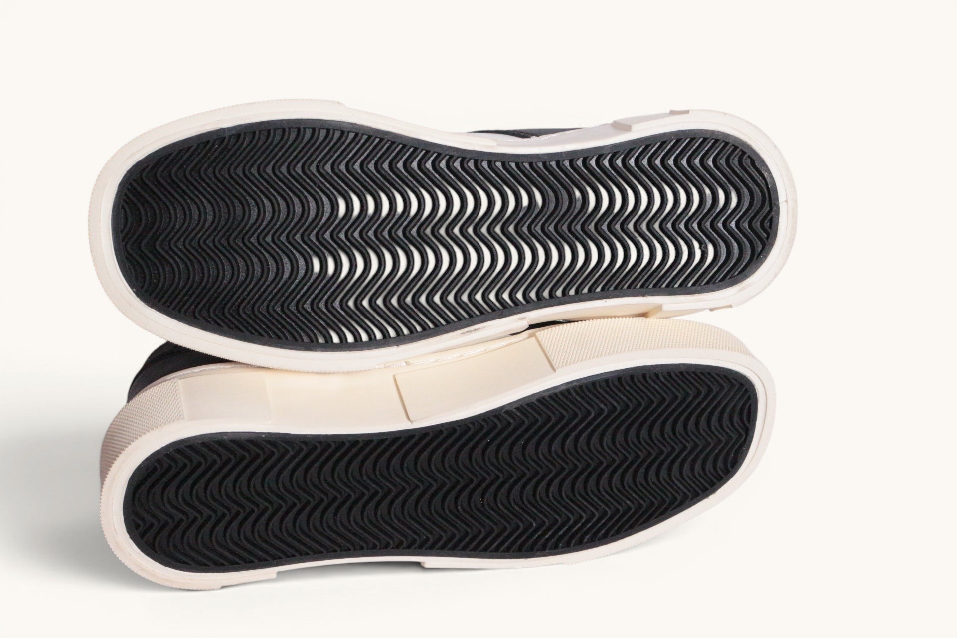 Frippindealz Baskets Huanqiu 1958 en cuir synthétique blanc et noir, semelle crantée, neuves.