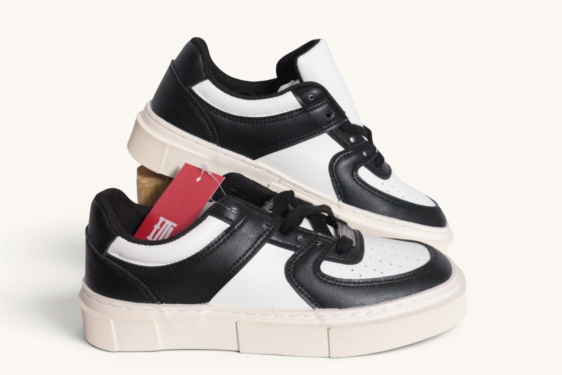 Frippindealz Baskets Huanqiu 1958 en cuir synthétique blanc et noir, neuves, taille 35.