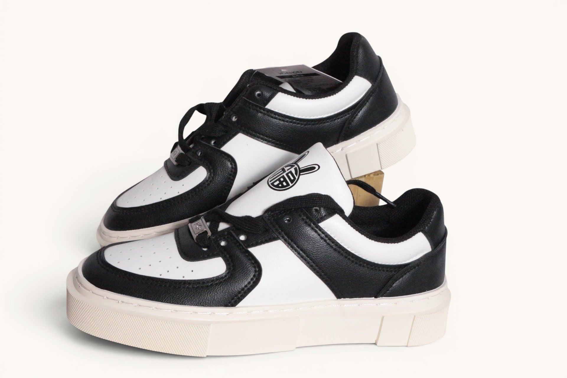 Frippindealz Baskets Huanqiu 1958 unisexe en cuir synthétique blanc et noir, neuves, taille 35.