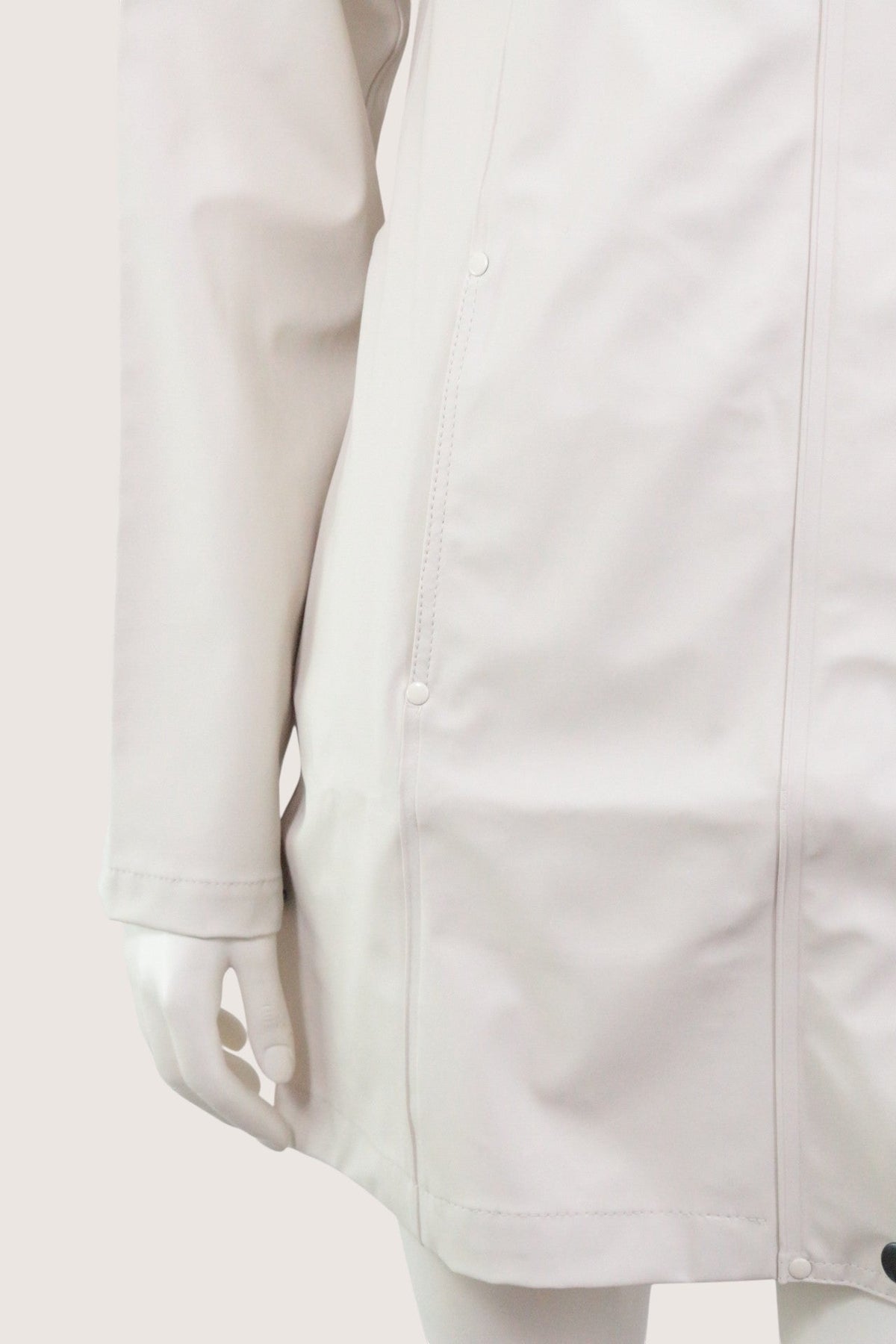 Veste imperméable crème Ilse Jacobsen en cuir synthétique avec boutons pression, vendue par Frippindealz
