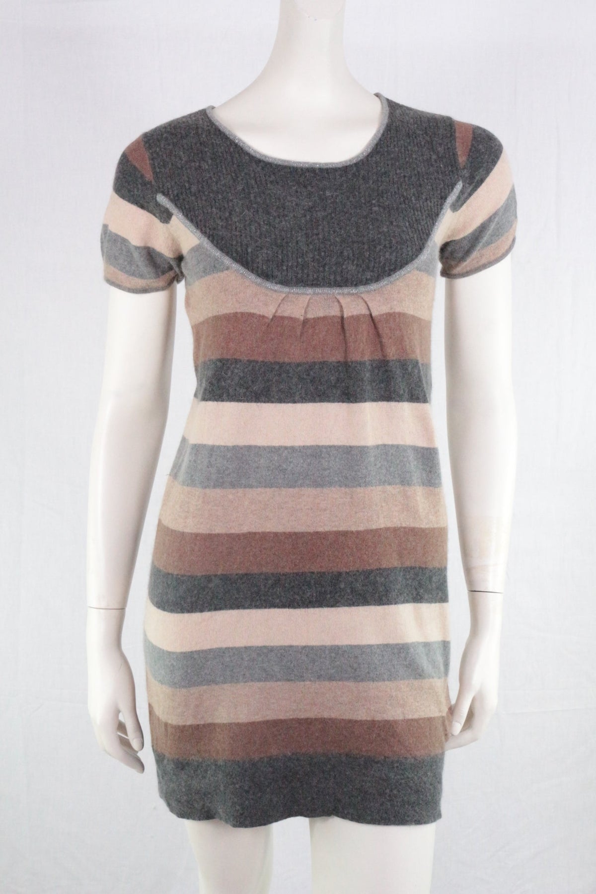 Robe pull Frippindealz en maille rayée beige, gris et marron avec mélange de coton et angora, coupe ajustée.
