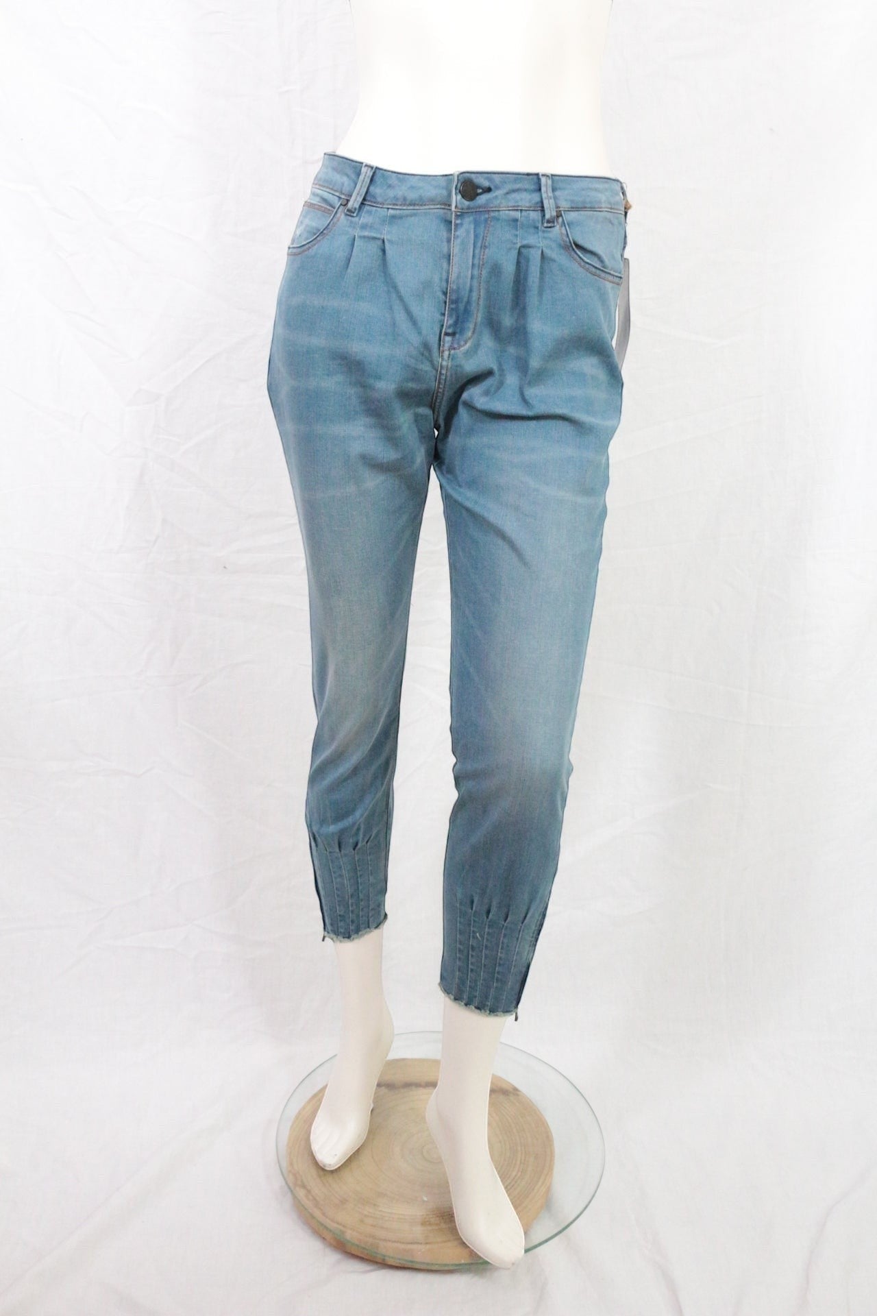 Frippindealz Jean prototype femme bleu clair coupe carotte avec pinces et zip cheville, style Y2K
