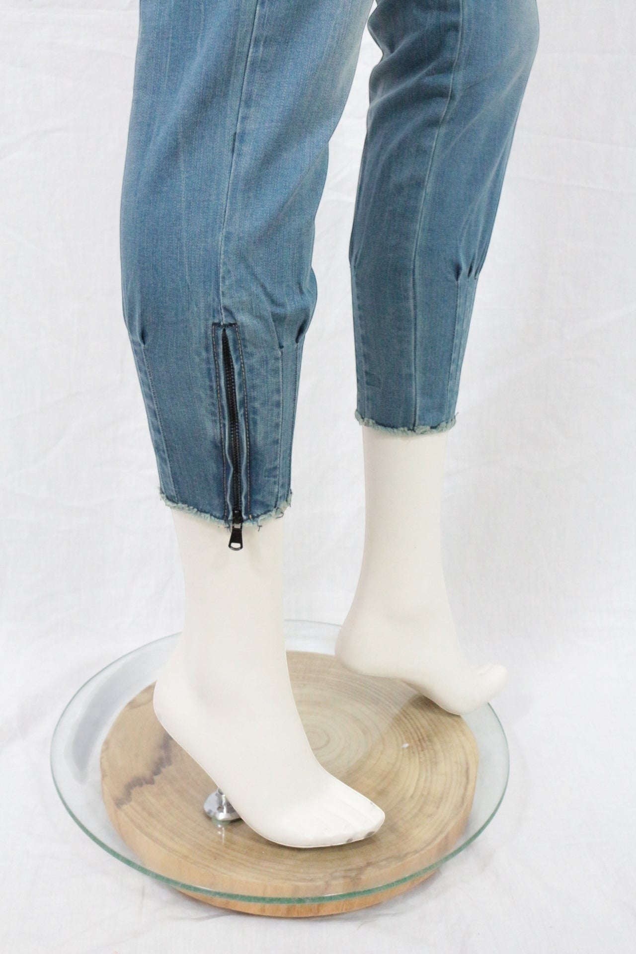 Frippindealz Jean prototype femme bleu clair coupe carotte avec zip aux chevilles et finition effilochée. Style Y2K.
