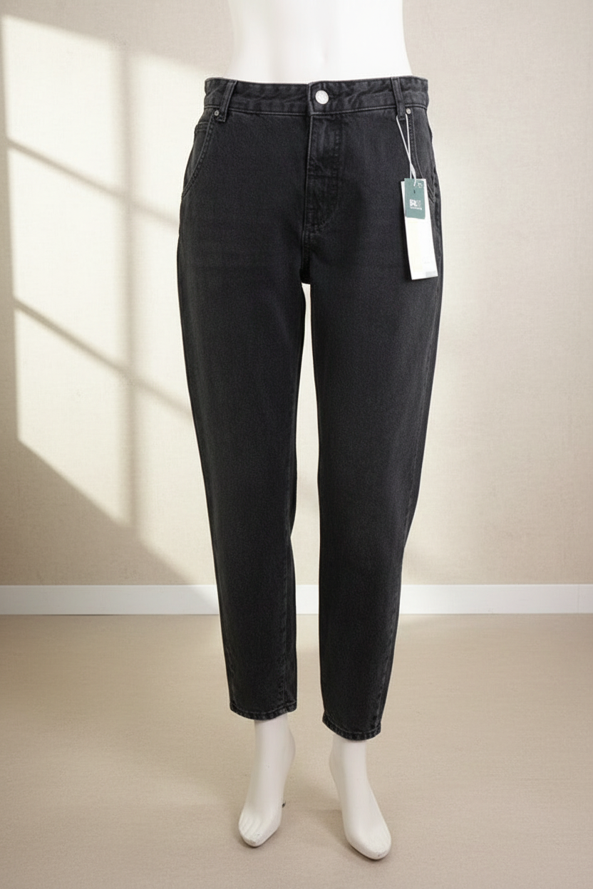 Jean carrot taille haute noir en denim de la marque Frippindealz avec étiquette, coupe décontractée et moderne.