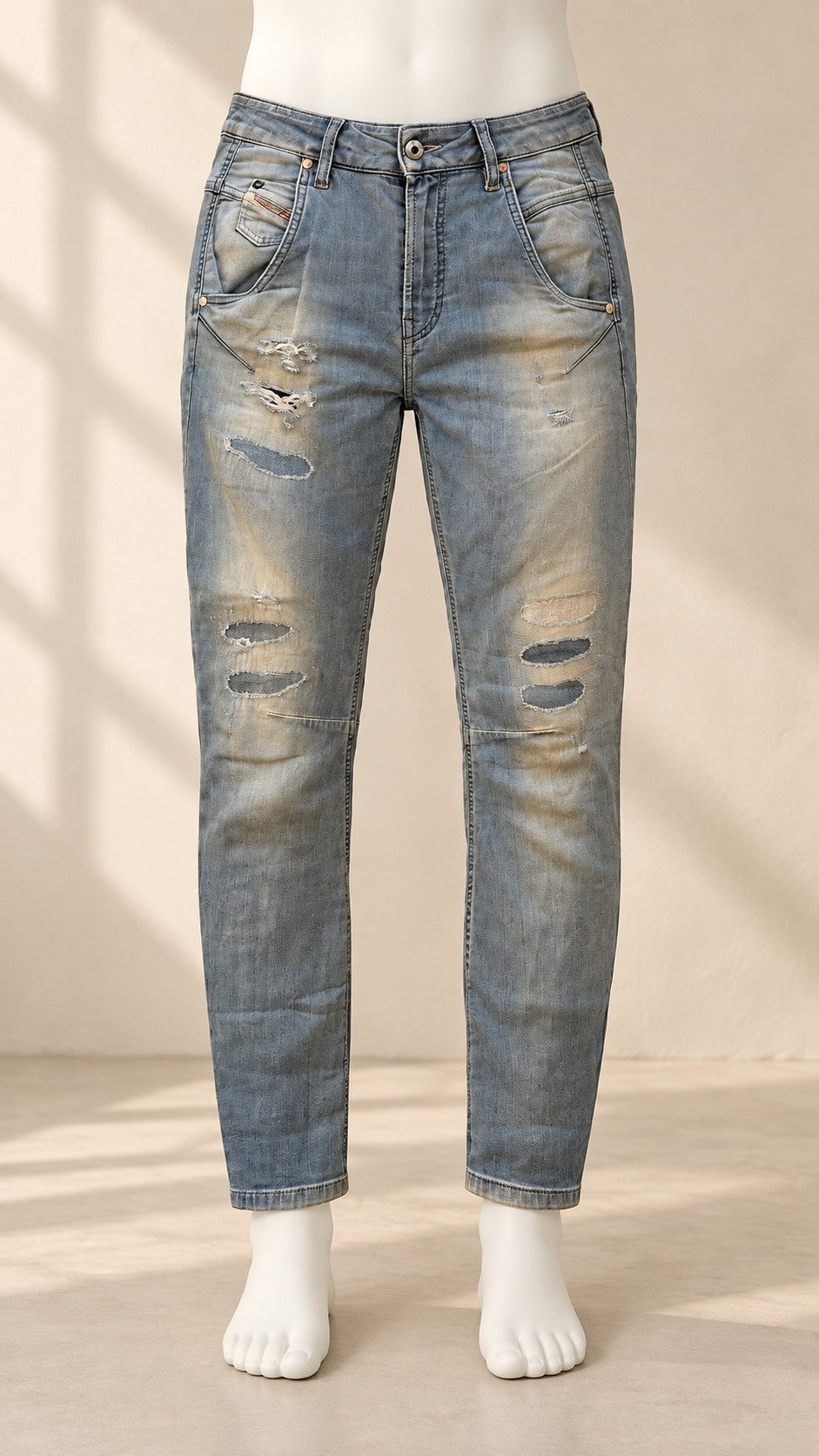 Jean boyfriend Diesel Fayza bleu clair usé avec déchirures, présenté par Frippindealz sur un mannequin.